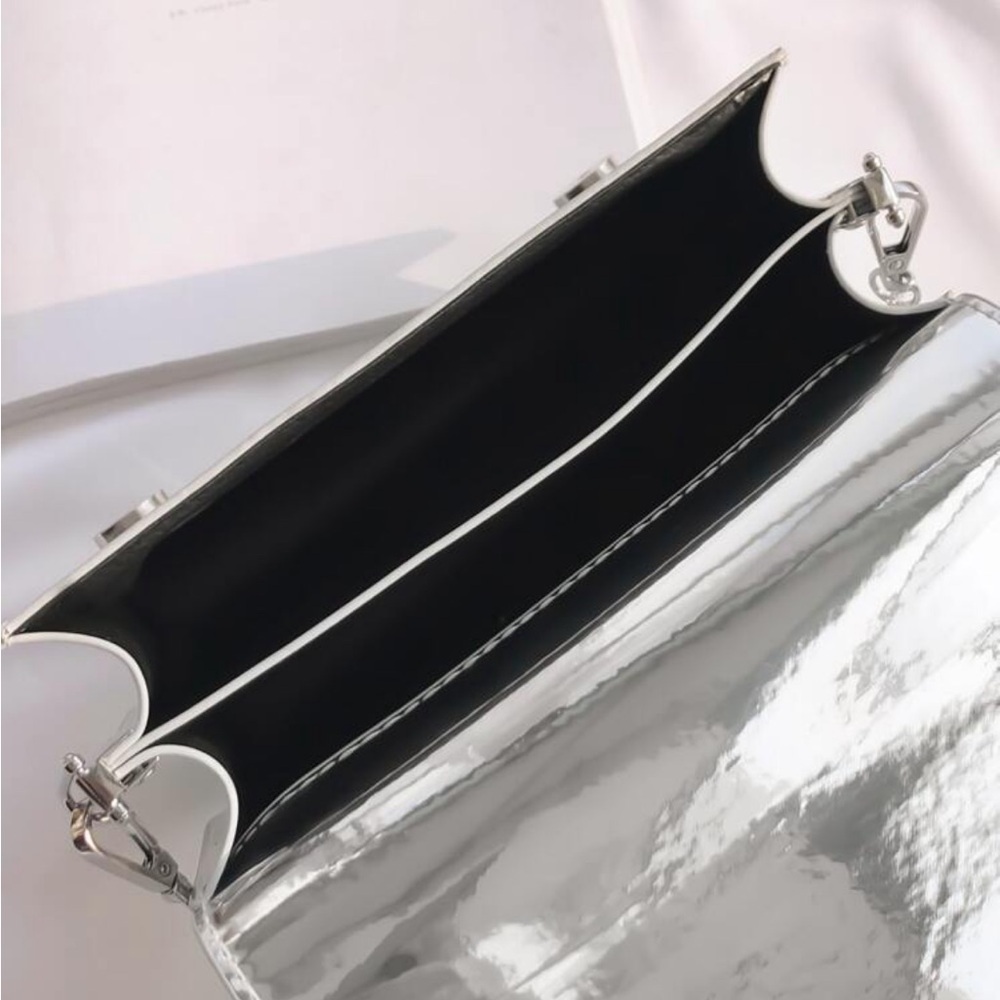 Silver Button Close Chain Strap Women's Crossbody/Shoulder Purse Bag NWOT - Picture 3 of 4
